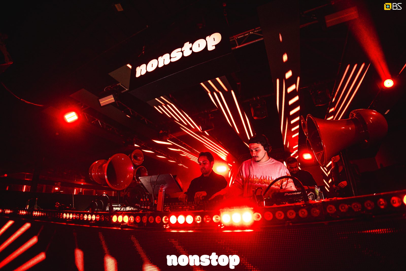 Evento real montado — palco nonstop